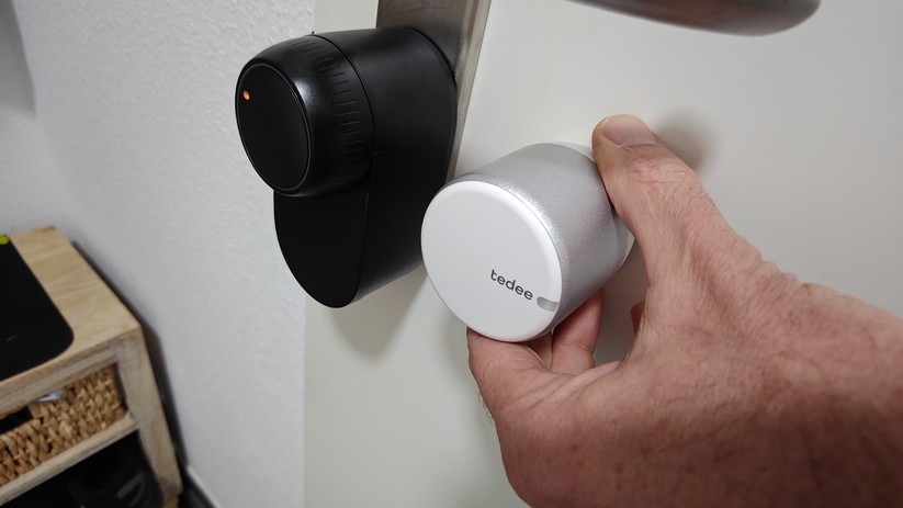 Das Switchbot Lock Ultra Vision Pro fällt im Vergleich zum Tedee Go 2 weniger kompakt aus. 