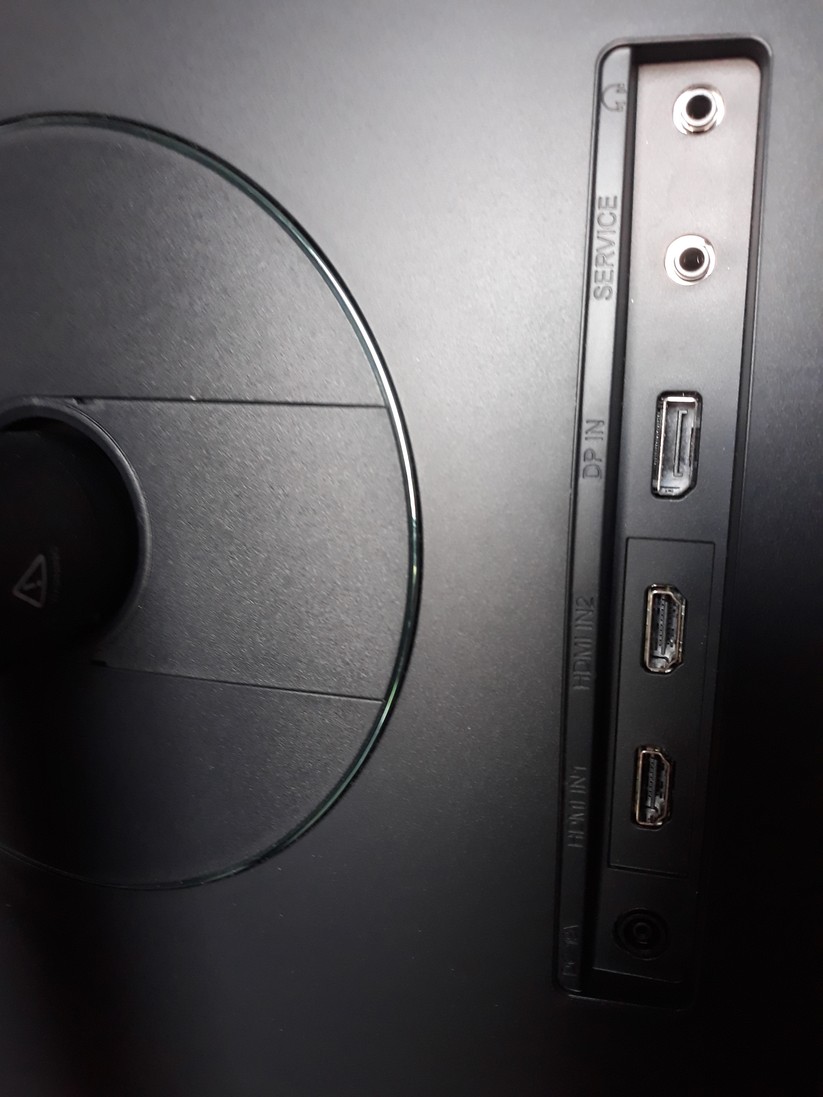 Samsung hat den C24FG73 opulent mit Anschlüssen ausgestattet und bietet neben HDMI auch Display-Port sowie eine Kopfhörerbuchse.