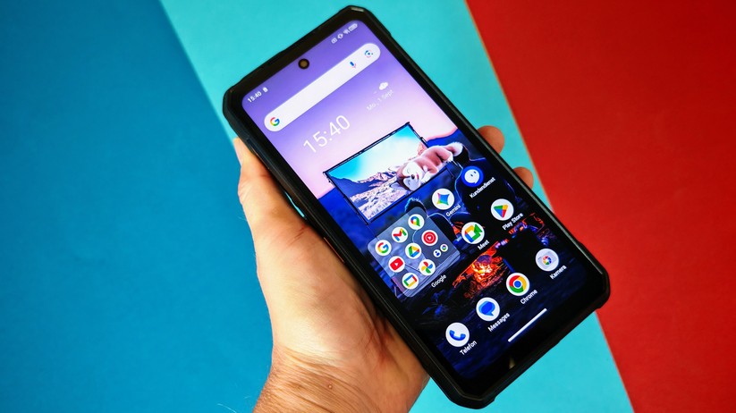  Outdoor-Handy mit Beamer, Nachtsichtkamera und XXL-Akku 