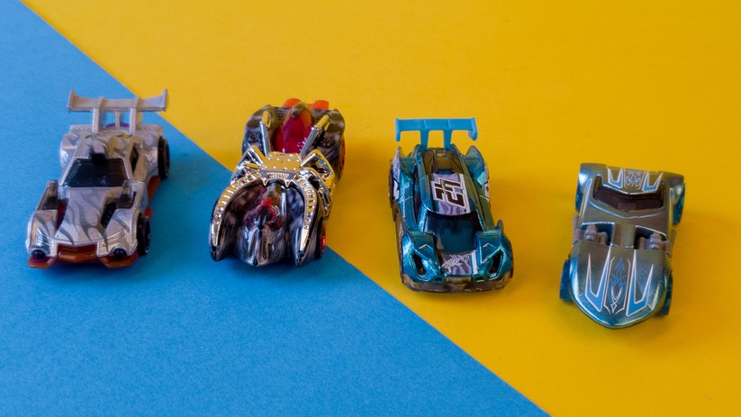 Vier der Hotwheels ID Fahrzeuge. 