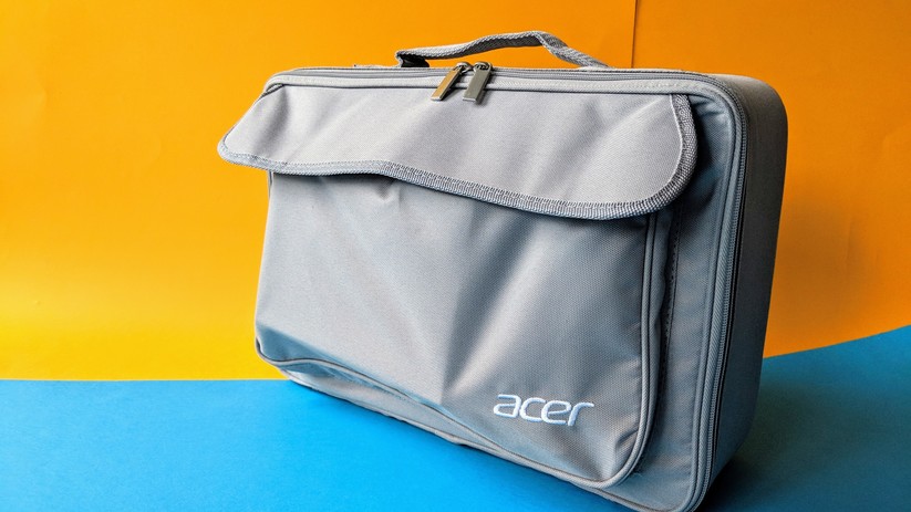 Die beiliegende Tasche schützt das Gerät sicher, sieht schick aus und bietet genügend Platz für das komplette Zubehör.