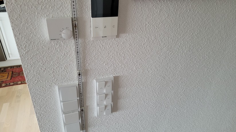 Shelly Wall Display und Sonoff NSPanel Pro: Die Montagehöhe von Lichschaltern reicht leider nicht für ein optimales Ablesen der Touch-Panels aus. 