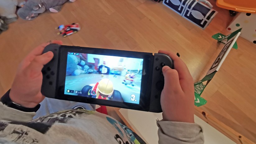 Mario auf der Rennstrecke im Kinderzimmer.
