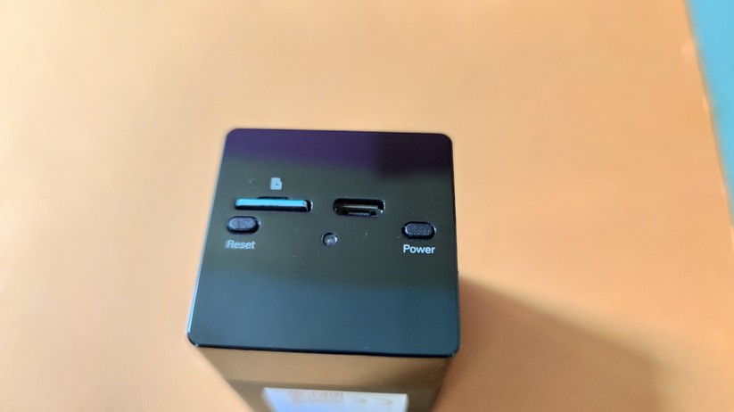 Ezviz BC2: An der Rückseite befinden sich Einschalt- und Reset-Taste, sowie ein Micro-USB-Anschluss fürs Aufladen und ein microSD-Card-Slot.