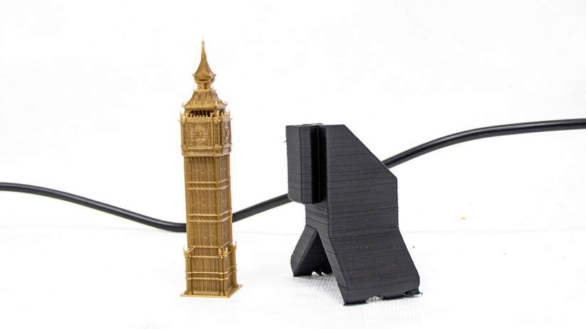 Monoprice MP Delta Mini V2: Links ein Druckteil aus PLA, rechts ein Teil aus ABS.