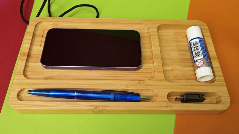 Qi-Ladegeräte: Auch diese Ablage lädt Smartphone und Kopfhörer.