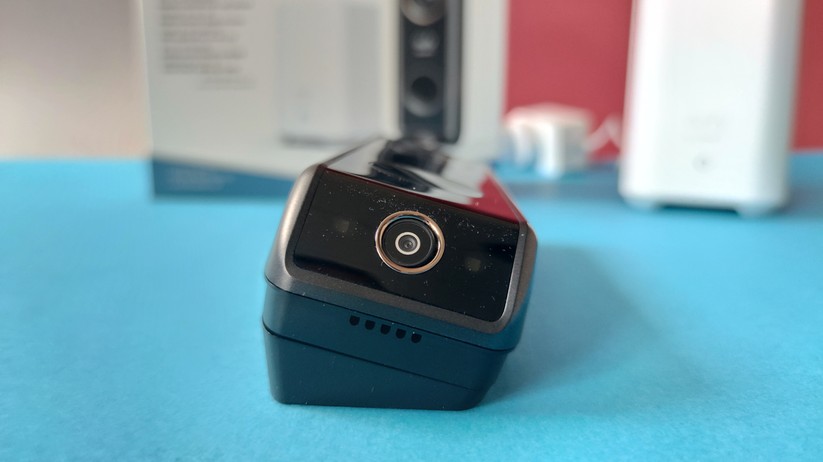 Eufy Video Doorbell Dual 2K mit 15°-Montagehalterung.