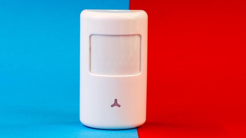 Materialauswahl und Verarbeitung sind ordentlich, das dreiflügelige Logo dient bei Sensoren und Zentrale als Status-LED und leuchtet oder blinkt in verschiedenen Farben.