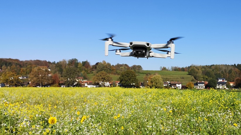 Die Mavic Mini steht auch bei Wind wie angewurzelt in der Luft.