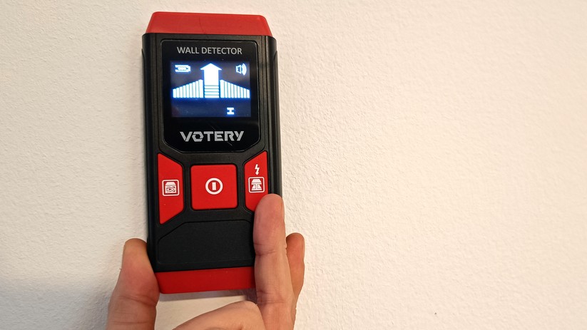 Digitale Ortungsgeräte finden Metallträger. Holzbalken und stromführende Leitungen.