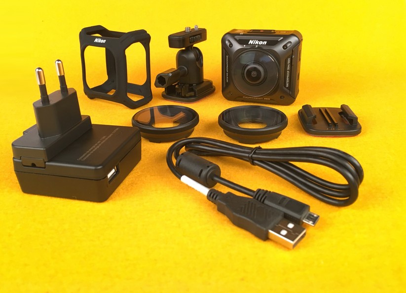 Die KeyMission 360 kommt mit allerlei praktischem Zubehör bei uns an.