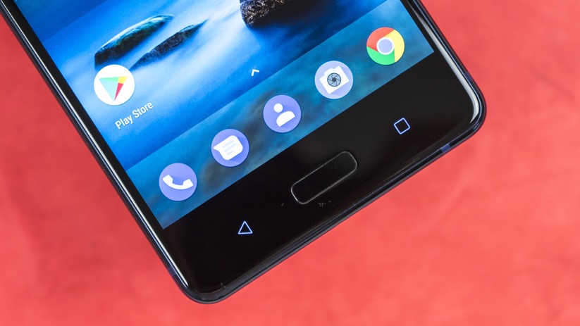Der Fingerabdrucksensor im Nokia 8 sitzt in der Mitte zwischen den zwei beleuchteten Navigationstasten und arbeitet schnell.