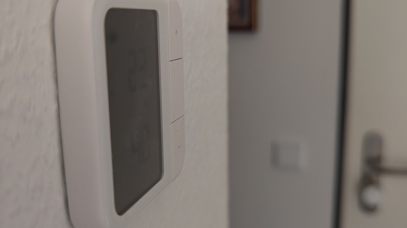 Das Homematic IP Glas-Wandthermostat mit CO₂-Sensor gibt es in Schwarz oder Weiß. Auf seinem Glas-Display kann es Temperatur, Luftfeuchte und CO₂-Konzentration abwechselnd anzeigen.