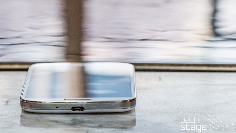 unten: Micro-USB, Mikrofon