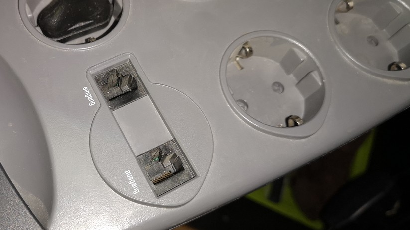 Steckdosenleisten und Adapter: Der Überspannungsschutz dieses Modells gilt auch für das Netzwerkkabel.