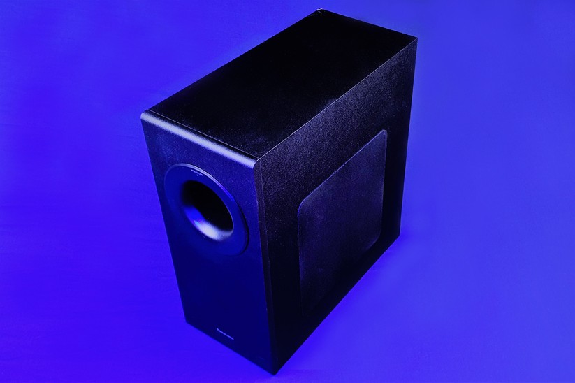 Panasonic SC-HTB496: Der Funk-Subwoofer gehört zum Set, er arbeitet nach dem Sidefire-Prinzip.