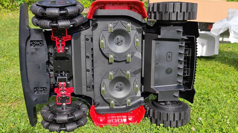 Mova Lidax Ultra 1000 AWD: Lidar-Mähroboter mit 40 cm Schnittbreite und 243 Wh-Akku. Das schwimmende Mähdeck wird beim Randmähen seitlich ausgefahren, sodass im optimalen Fall nur ein Rand von unter 5 cm ungemäht bleibt. Etwas Nacharbeit mit einem Rasentrimmer ist also an Rändern nötig.