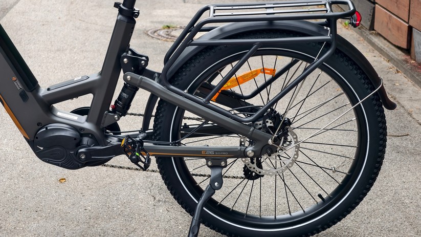 eSUV Engwe E26 3.0 Pro mit 3 Zoll breiten Reifen und Gepäckträger.