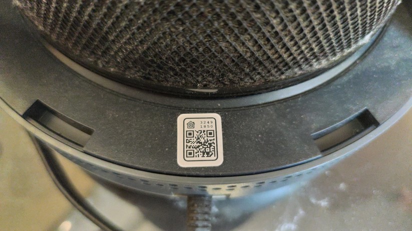 Apple-Anwender dürfen sich freuen: Der Smartmi Luftreiniger ist kompatibel zu Homekit und lässt sich über den QR-Code, der nach Öffnen der Rückseite zum Vorschein kommt, mit der Apple Home verbinden. 