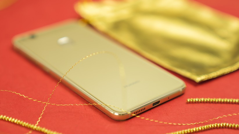 Der Rahmen des P10 lite ist oben und unten geschliffen.