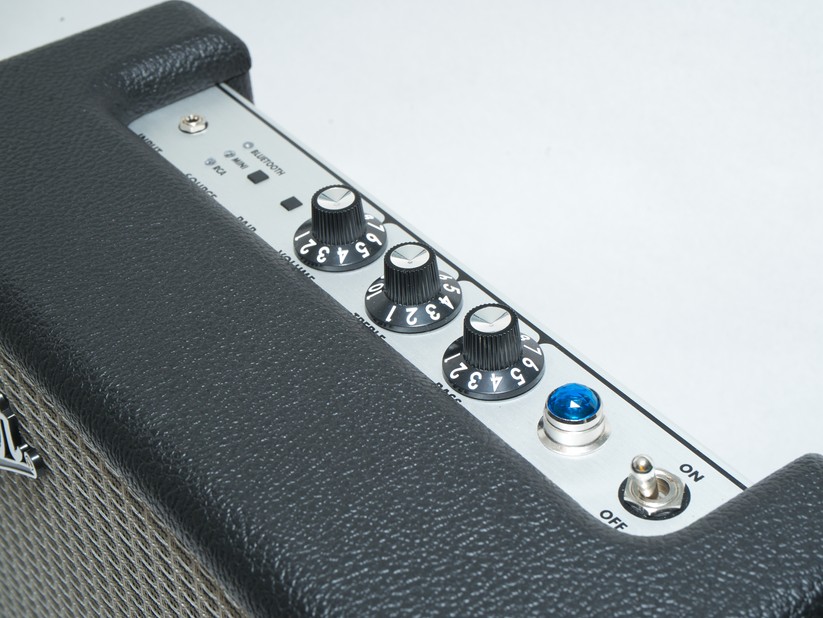 Die Bedienelemente ähneln denen des Fender Newport. Zusätzlich gibt es jedoch einen Auswahlschalter für die Audioquelle.