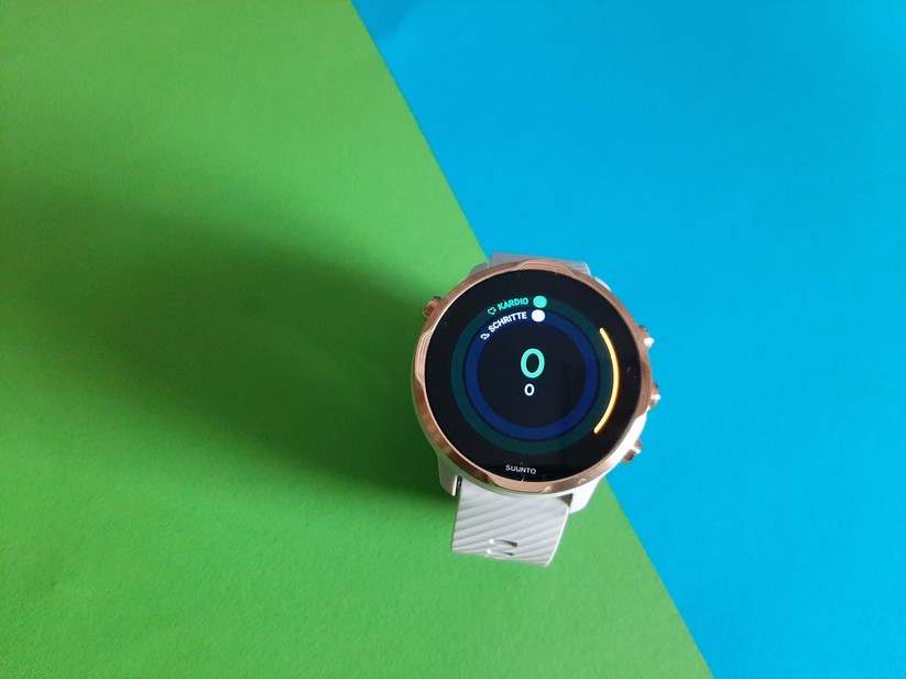 Google Fit zeigt Bewegung und Kardiopunkte auf der Uhr an. 