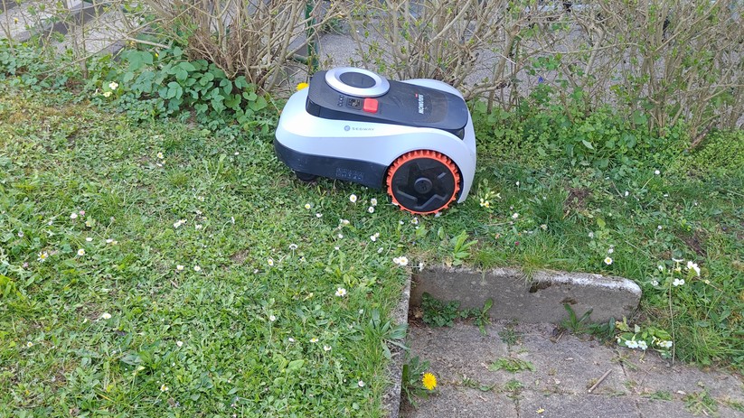 Segway Navimow i208 LiDAR: Unsere Engstelle passiert er im Test nicht zuverlässig. Einmal ist er gar umgekippt.