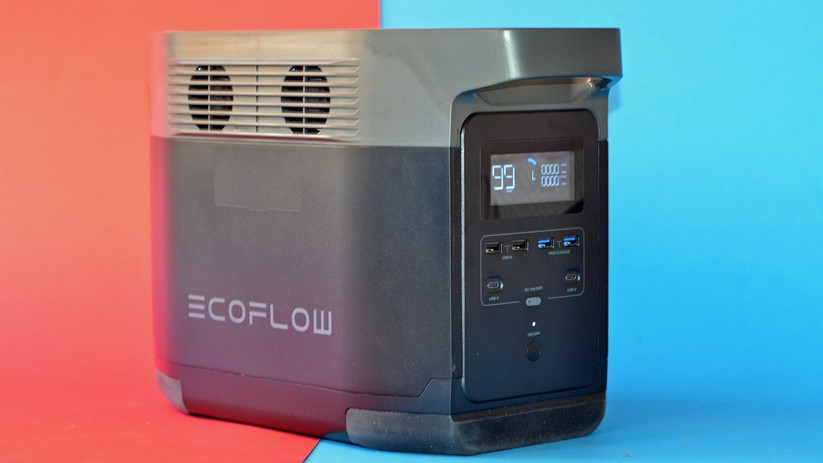 Die über 1000 Wh der Ecoflow Delta sind per Netzteil in 90 Minuten geladen.