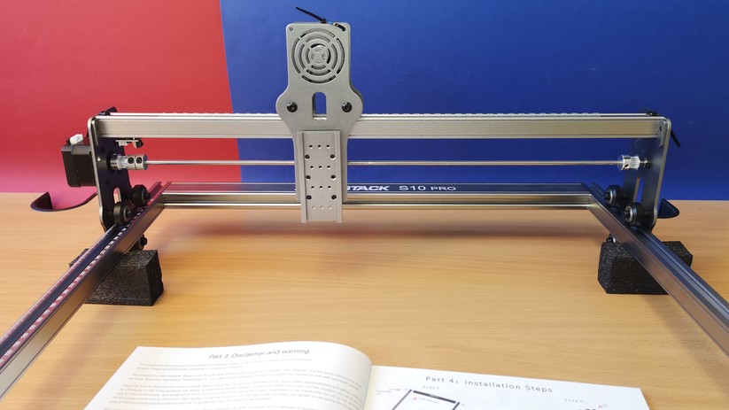 Wir haben das Grundgerüst aufgebockt, was die Montage der x-Achse vereinfacht.