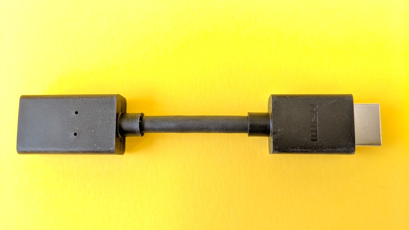Dank der kleinen HDMI-Verlängerung passt er klobige Stift an jeden Fernseher.