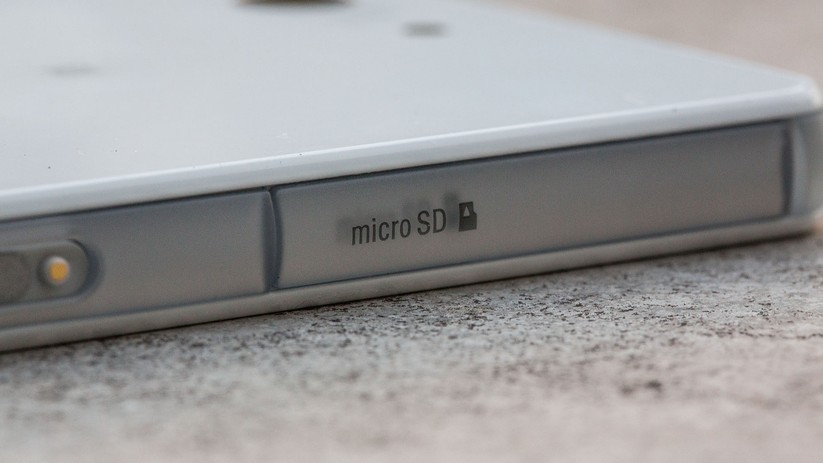 Immer schön zumachen: Die Klappe vor microSD- und SIM-Kartenslot hat eine Gummidichtung, um Wasser draußen zu halten.