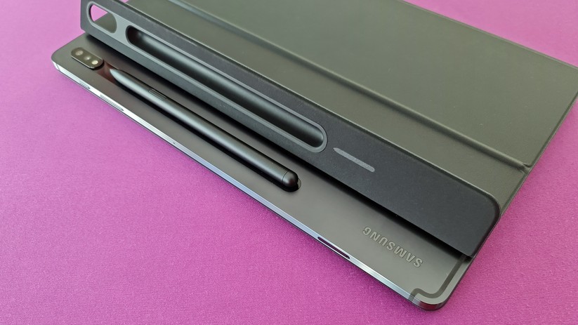 Der Stylus wirkt unterwegs erst mit dem teuren Keyboard Cover richtig sicher