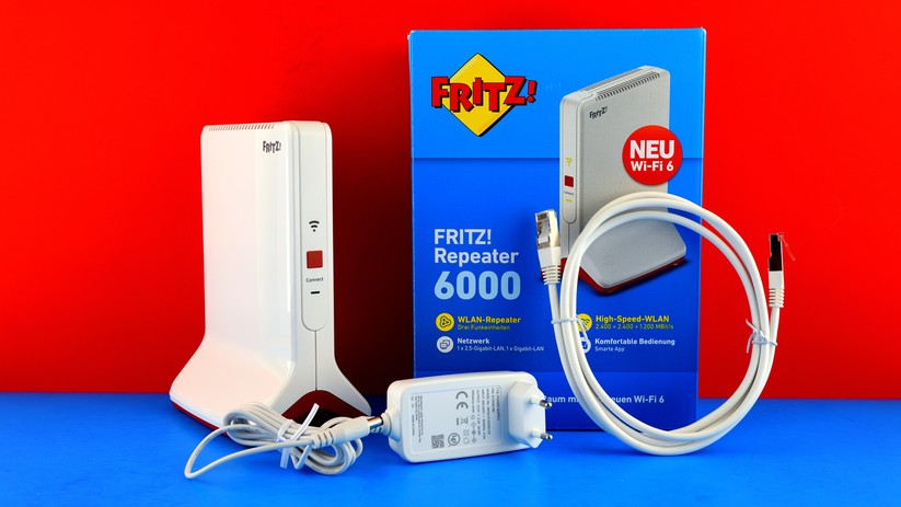 AVM Fritz Repeater 6000: Der Fritz Repeater 6000 kommt mit einem weißen Netzteil und einem weißen LAN-Kabel aus der Lieferkiste (Bild: Harald Karcher).