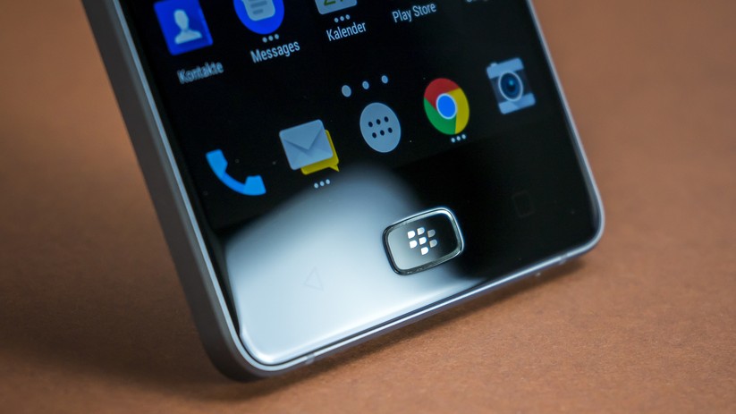 Der Fingerabdrucksensor im BlackBerry Motion sitzt auf der vorderen Seite in der physisch drückbaren Home-Taste.